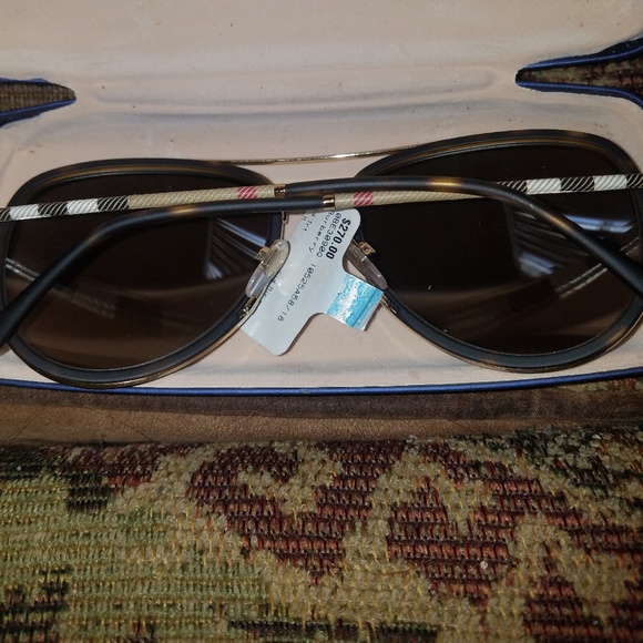 Burberry sunglasses - Picture 1 of 4